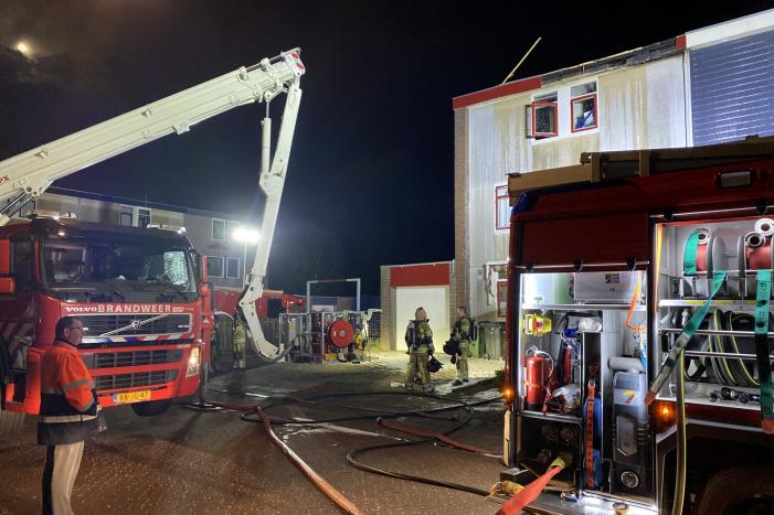 Brand op dak van woning, inslag vermoedelijke oorzaak