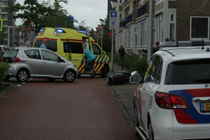 Afslaande automobilist ziet scooter over het hoofd