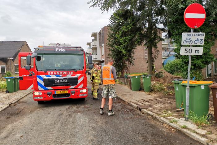 Gasleiding geraakt bij graafwerkzaamheden in voortuin woning