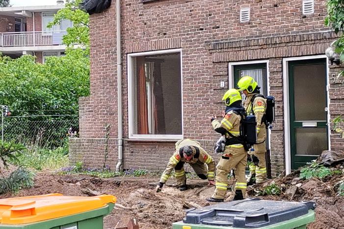 Gasleiding geraakt bij graafwerkzaamheden in voortuin woning