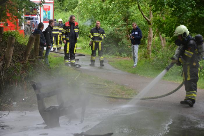 Houten bank in Abbingapark in brand