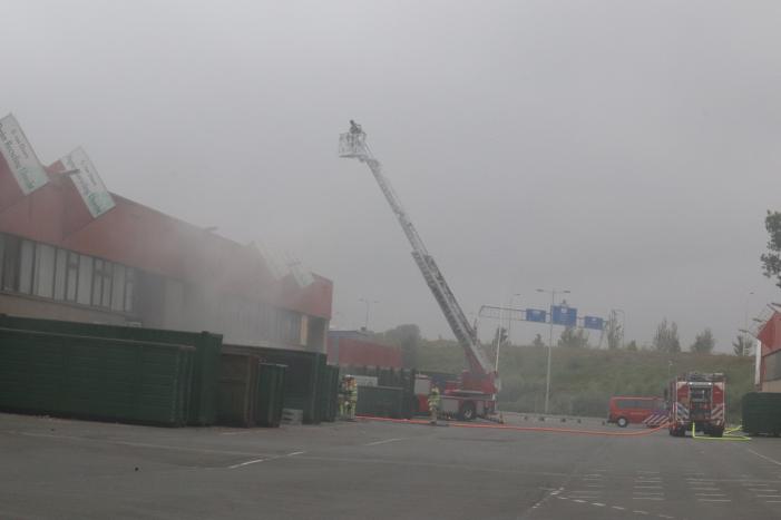 Brand bij papierpers zorgt voor veel rook