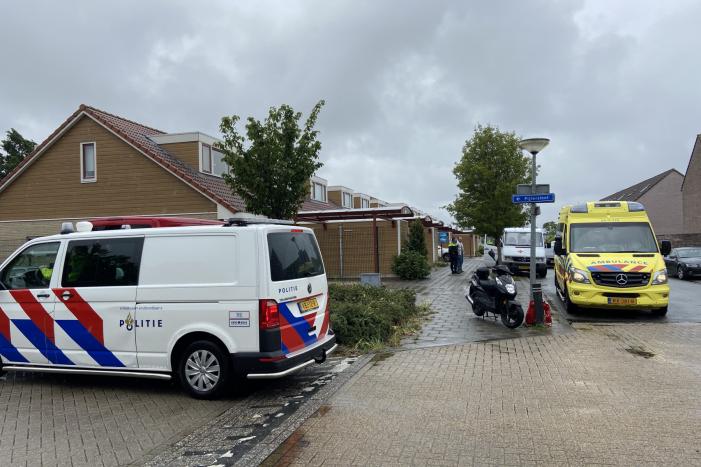 Brommerrijdster gaat hard onderuit in de regen