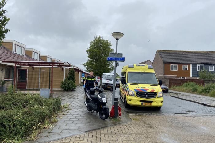 Brommerrijdster gaat hard onderuit in de regen