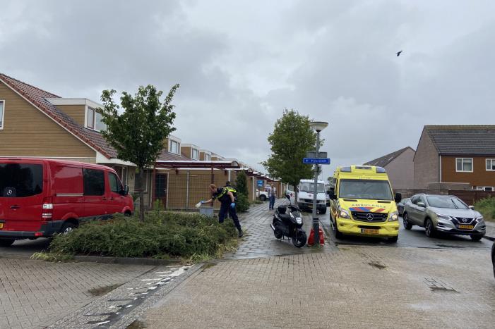 Brommerrijdster gaat hard onderuit in de regen