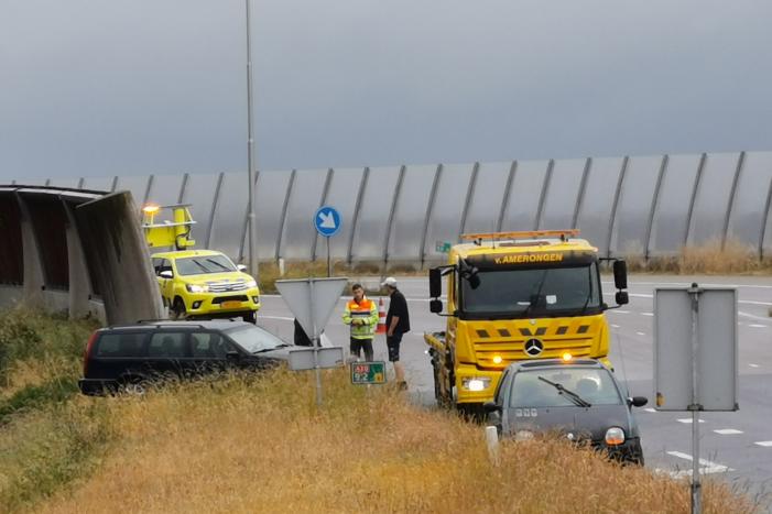 Auto glijdt uit op afrit en belandt in berm