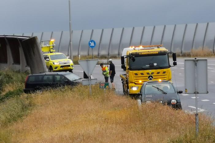 Auto glijdt uit op afrit en belandt in berm