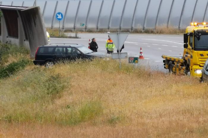Auto glijdt uit op afrit en belandt in berm