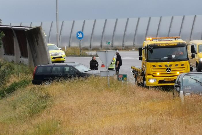 Auto glijdt uit op afrit en belandt in berm