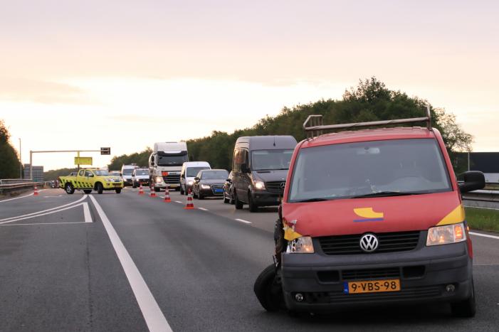 Bestelbus knalt op vrachtwagen, flinke vertraging richting Amersfoort