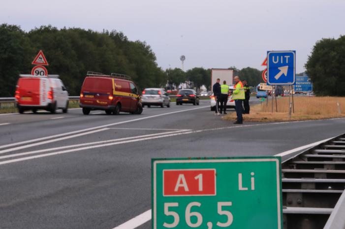 Bestelbus knalt op vrachtwagen, flinke vertraging richting Amersfoort