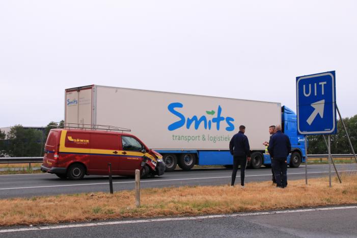 Bestelbus knalt op vrachtwagen, flinke vertraging richting Amersfoort