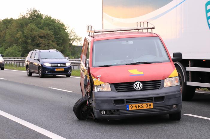 Bestelbus knalt op vrachtwagen, flinke vertraging richting Amersfoort