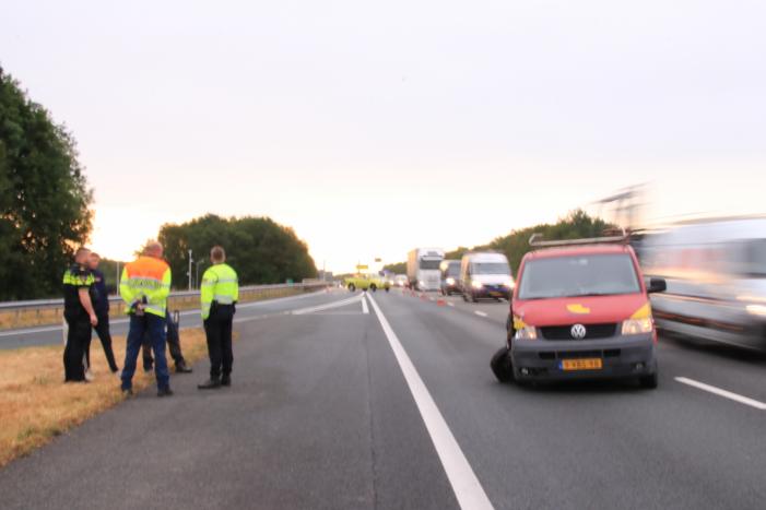 Bestelbus knalt op vrachtwagen, flinke vertraging richting Amersfoort