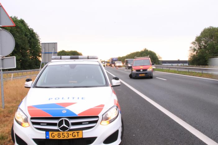 Bestelbus knalt op vrachtwagen, flinke vertraging richting Amersfoort