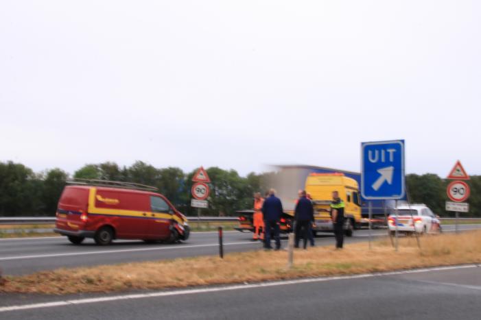 Bestelbus knalt op vrachtwagen, flinke vertraging richting Amersfoort