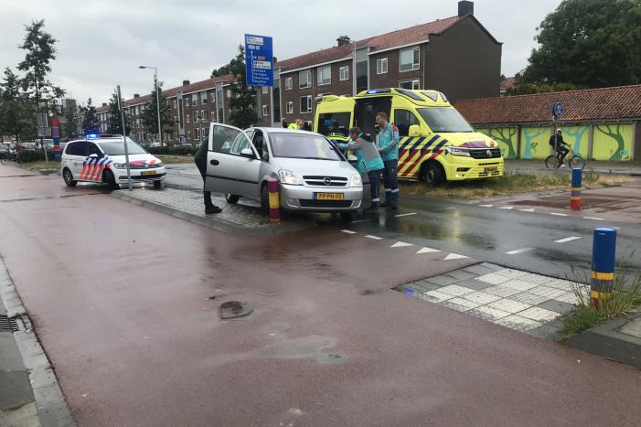 Automobilist botst met auto tegen paal