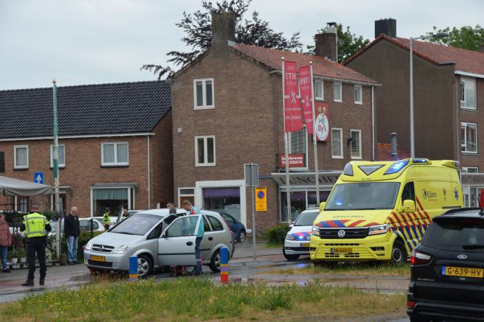 Automobilist botst met auto tegen paal