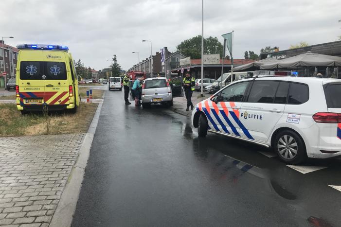 Automobilist botst met auto tegen paal