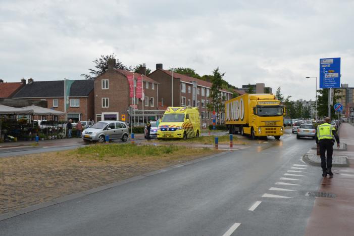 Automobilist botst met auto tegen paal