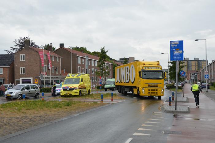 Automobilist botst met auto tegen paal
