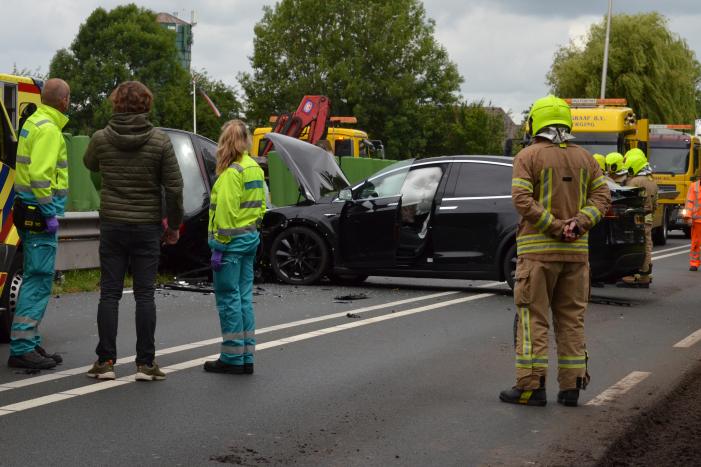Twee gewonden bij ernstig frontale crash