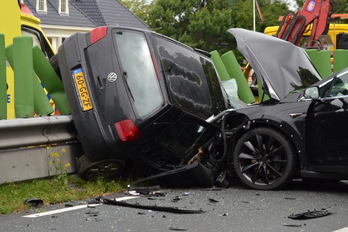 Twee gewonden bij ernstig frontale crash