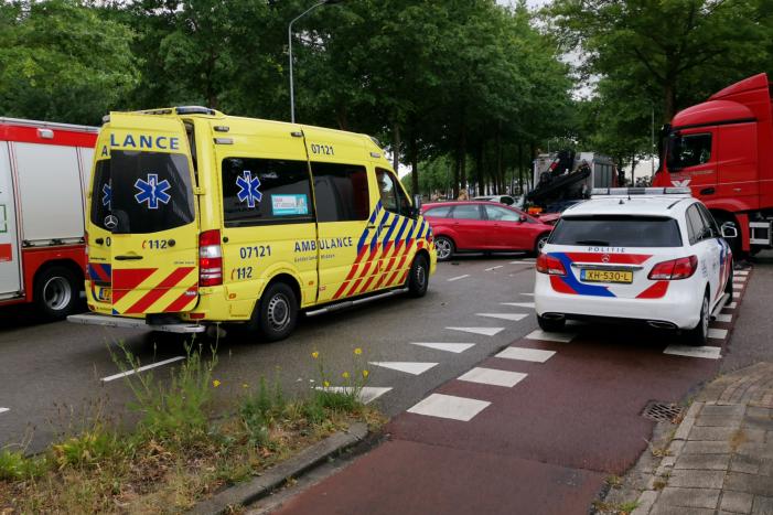 Vrachtwagen en auto's botsen op kruising