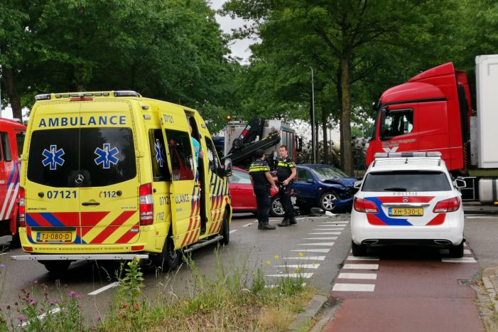 Vrachtwagen en auto's botsen op kruising