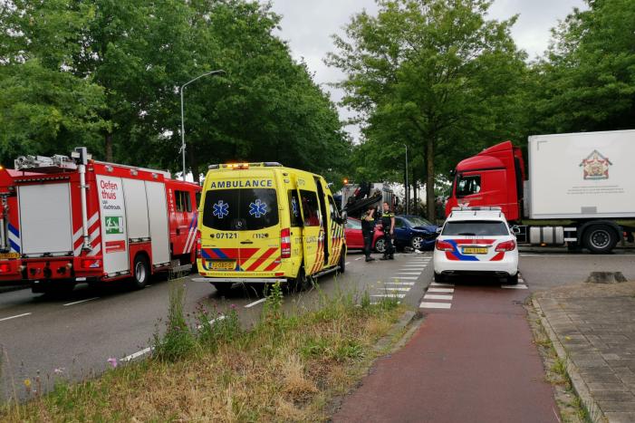 Vrachtwagen en auto's botsen op kruising