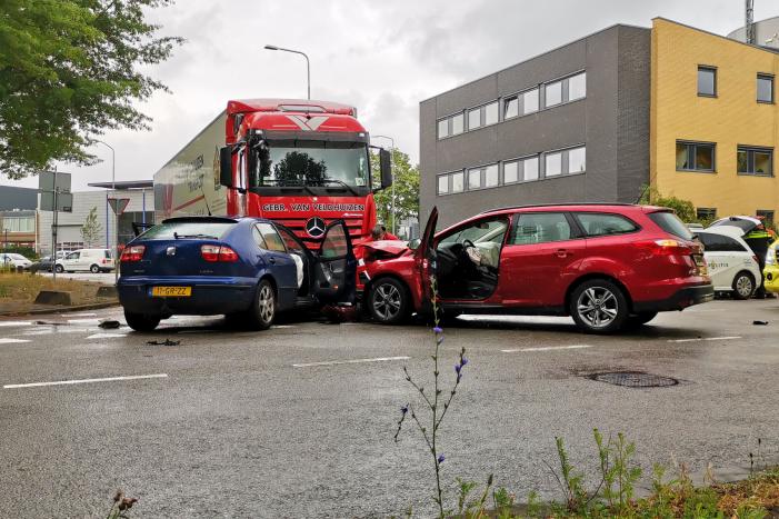 Vrachtwagen en auto's botsen op kruising