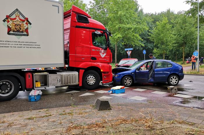 Vrachtwagen en auto's botsen op kruising