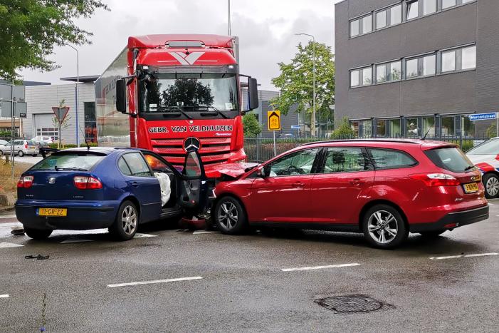 Vrachtwagen en auto's botsen op kruising