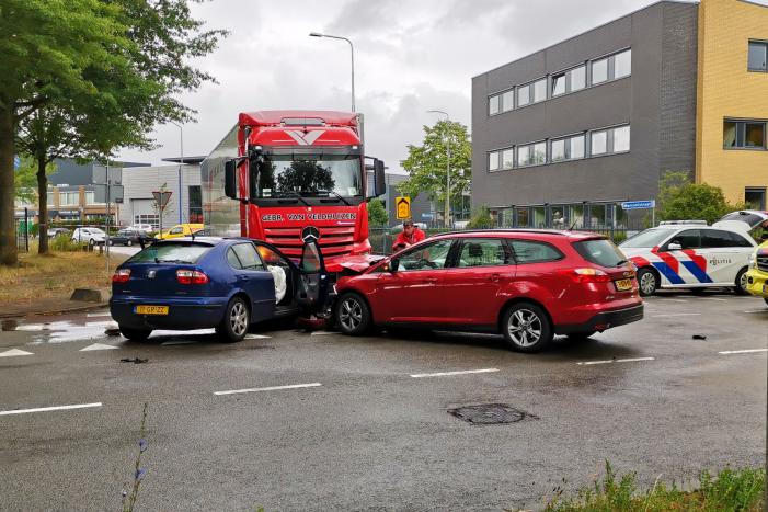 Vrachtwagen en auto's botsen op kruising