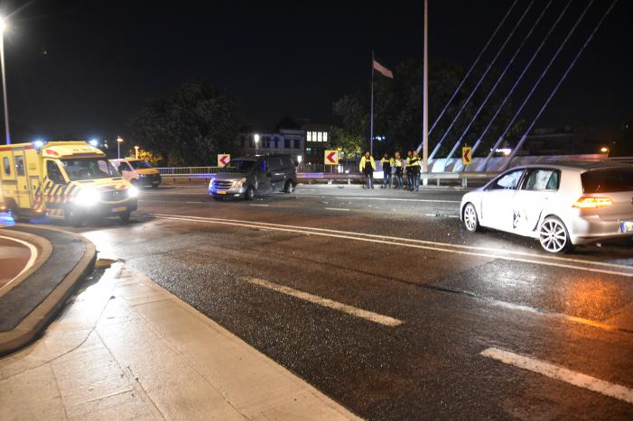 Gewonden bij aanrijding Willemsbrug