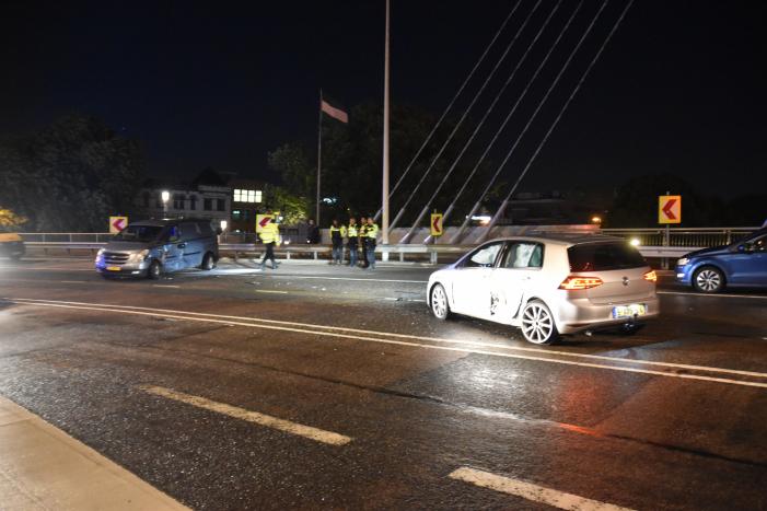 Gewonden bij aanrijding Willemsbrug
