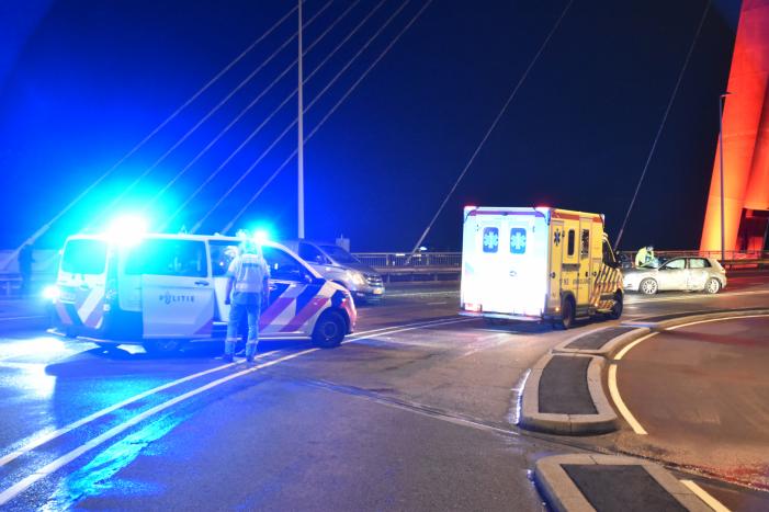 Gewonden bij aanrijding Willemsbrug