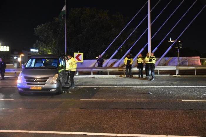 Gewonden bij aanrijding Willemsbrug