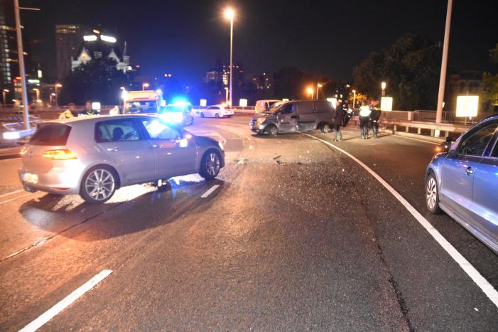 Gewonden bij aanrijding Willemsbrug