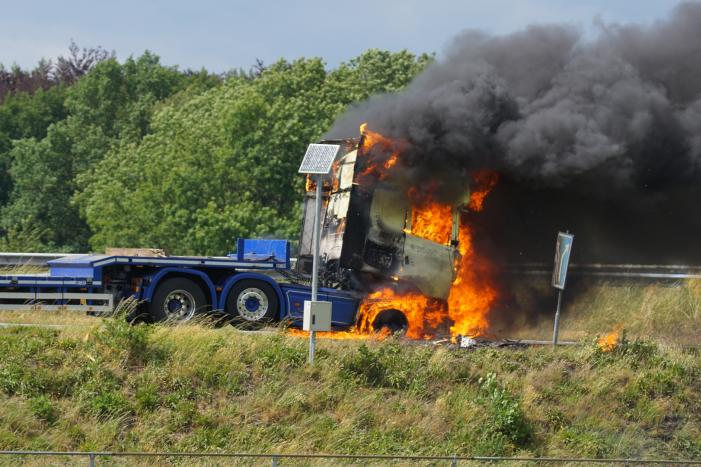Vrachtwagen brandt uit op snelweg