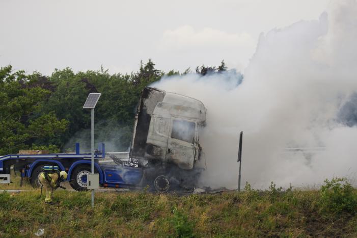 Vrachtwagen brandt uit op snelweg