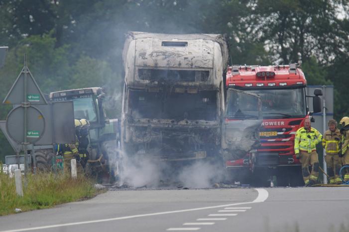 Vrachtwagen brandt uit op snelweg