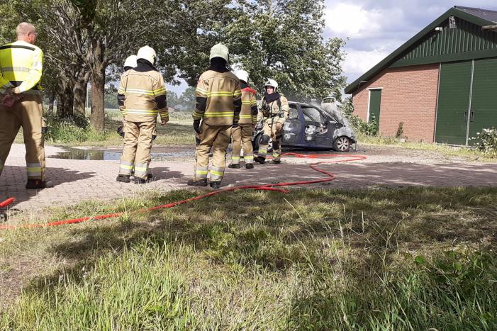 Auto volledig uitgebrand