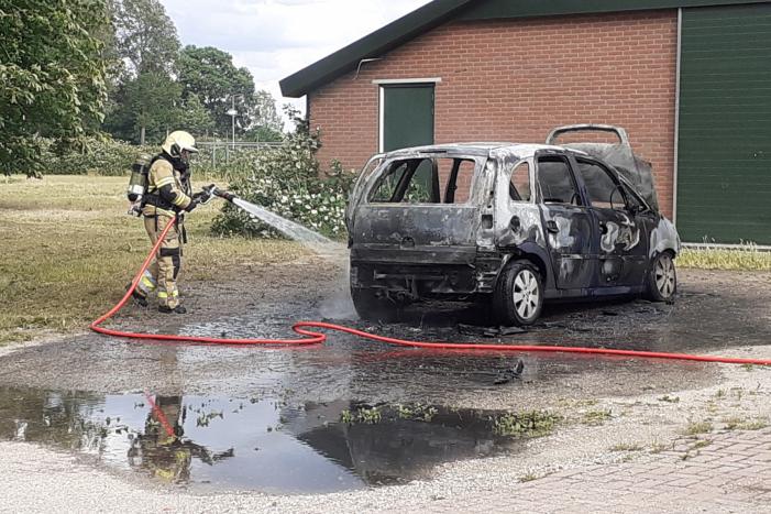 Auto volledig uitgebrand