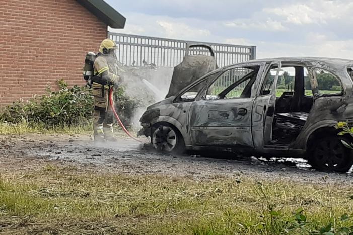 Auto volledig uitgebrand