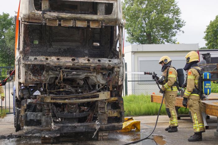 Afgevoerde vrachtwagen vat opnieuw vlam