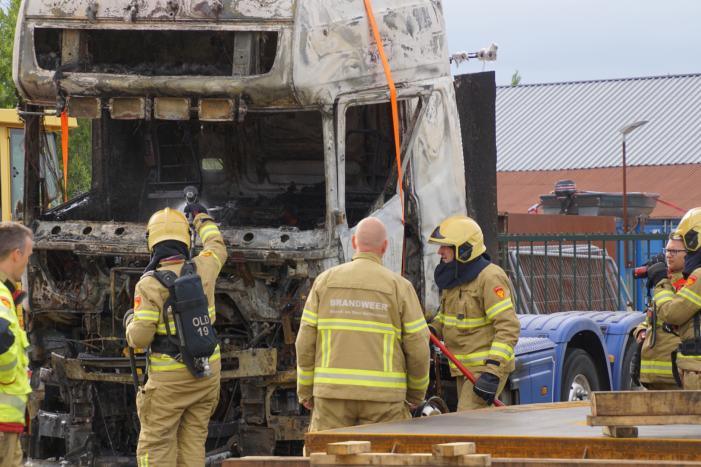 Afgevoerde vrachtwagen vat opnieuw vlam
