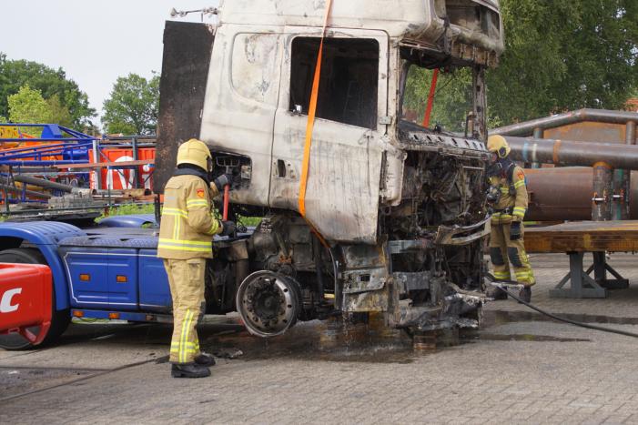 Afgevoerde vrachtwagen vat opnieuw vlam