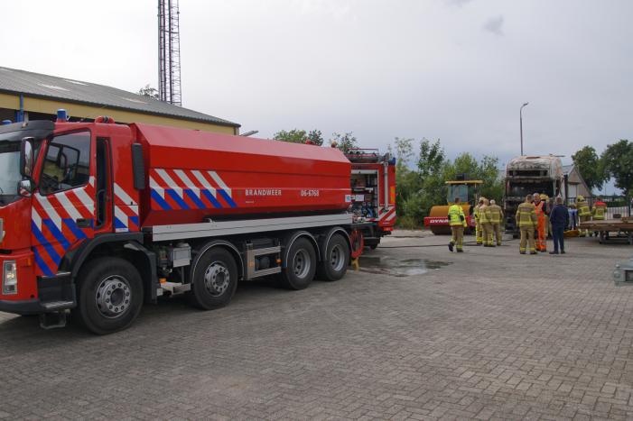 Afgevoerde vrachtwagen vat opnieuw vlam