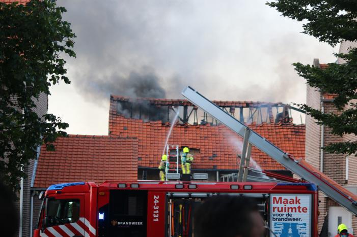 Uitslaande brand legt schuur in as
